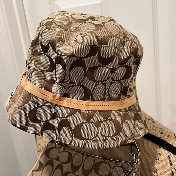 COACH Handbag and Bucket Cap bundle. Excellent Pre-Loved Condition. Authentic - Picture 4 of 16
